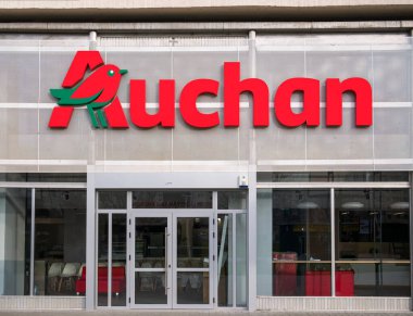 Bükreş Romanya - 12,25,2020: Fransız çok uluslu perakende grubu Auchan 'ın logosu Bükreş' te.