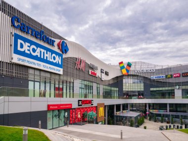 Bükreş Romanya - 12,25,2020: Bükreş 'teki Veranda Alışveriş Merkezi cephesi