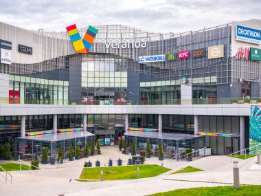 Bükreş Romanya - 12,25,2020: Bükreş 'teki Veranda Alışveriş Merkezi cephesi