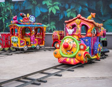 Bükreş Romanya - 12,25,2020: Bükreş 'teki Veranda Alışveriş Merkezi' nde çocuklar için tren yolculuğu.