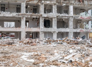 Bina Romanya 'nın Bükreş kentinde yıkılıyor. İnşaat alanında beton kalıntıları ve molozlar var.