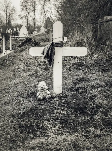 Imagen Monocromática Una Tumba Solitaria Con Una Cruz Madera Tumba — Foto de Stock