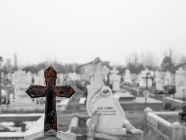 Rusty Cross Kirkegård Med Utydelig Bakgrunn – stockfoto