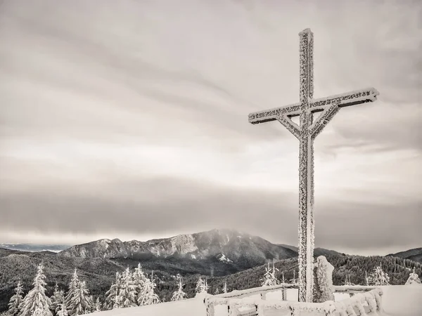 Kříž Vrcholu Hory Pohořím Bucegi Pozadí Krásná Krajina Karpat Rumunsku — Stock fotografie