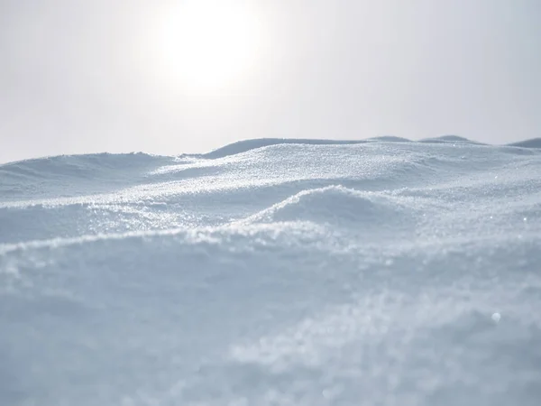 新鮮な雪の上に輝く日光 冬景色の背景 — ストック写真