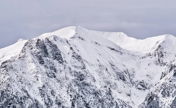 Pemandangan Musim Dingin Dengan Puncak Gunung Tertutup Salju Pemandangan Indah — Stok Foto