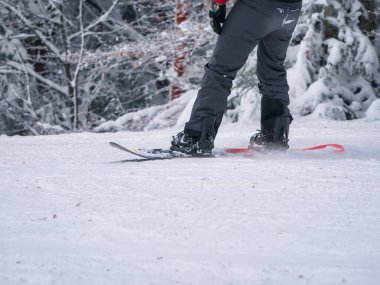 Kayak pistinde snowboard çalışan bir adam. Kapat.