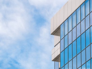 Modern cam ofis binası bulutlu gökyüzü.