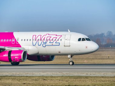 Otopeni, Romanya - 01.23.2021: Henri Coanda Uluslararası Havalimanı 'ndaki havaalanı pistinde bir Wizz Air Airbus A320-232 (HA-LWN) uçağı.