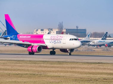 Otopeni, Romanya - 01.23.2021: Henri Coanda Uluslararası Havalimanı 'ndaki havaalanı pistinde bir Wizz Air Airbus A320-232 (HA-LWN) uçağı.
