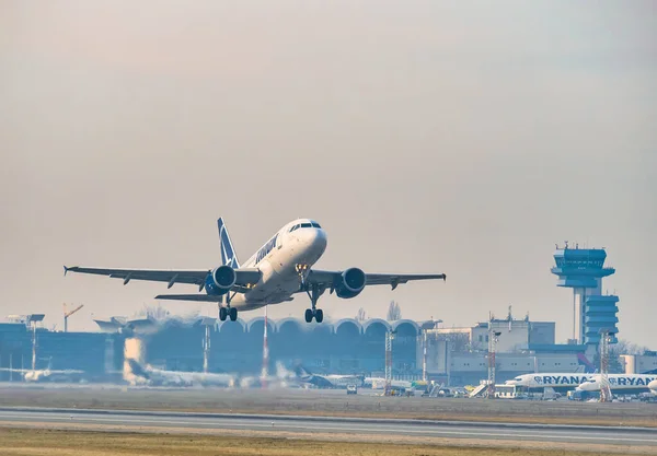 Otopeni, Romanya - 01.23.2021 - Bir Tarom Airbus A318-111 (YR-ASA) uçağı Henri Coanda Uluslararası Havalimanı 'ndan havalanıyor.