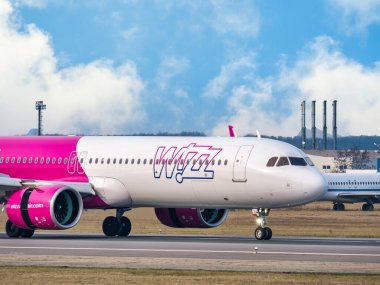 Otopeni, Romanya - 01.23.2021: Henri Coanda Uluslararası Havalimanı 'ndaki havaalanı pistinde bulunan Wizz Air Airbus A321-271NX (HA-LVM) uçağı.