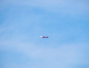 Otopeni, Romanya - 01.23.2021: Açık mavi gökyüzünde uçan bir Wizz Air Airbus A321-271NX (HA-LVi) uçağı.