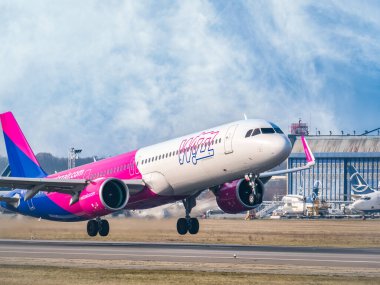 Otopeni, Romanya - 01.23.2021: Bir Wizz Air Airbus A321-271NX (HA-LVi) uçağı Henri Coanda Uluslararası Havalimanı 'ndan havalanıyor.