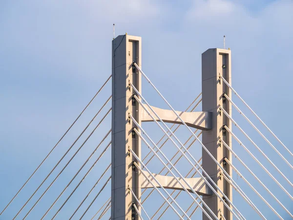 钢丝桥梁结构 浅谈现代悬索桥在蓝天下的金属缆索结构 — 图库照片