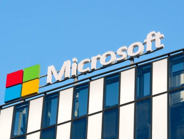 Bükreş, Romanya - 01.01.2021: Bükreş 'teki yeni Microsoft kampüs ofis binası. Gökyüzüne karşı Microsoft logosu.