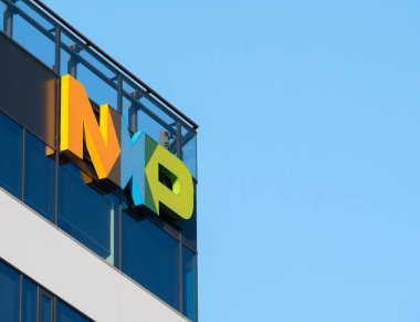 Bükreş, Romanya - 01.01.2021: Bükreş 'te faaliyet gösteren yeni NXP Yarı iletkenler ofisi. NXP yarı iletken N.V. Hollandalı-Amerikalı yarı iletken üreticisi.