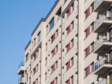 Bükreş, Romanya - 12,29,2020: Bükreş 'teki yeni modern apartman.