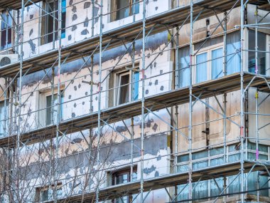 Bükreş, Romanya - 01.01.2021: Bina iskele ile kaplı. Bükreş 'teki bir apartmanın yeniden yapılanma süreci