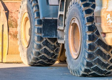 Bükreş, Romanya - 12,31,2020: Kazıcının büyük tekerlekleri. Kazıcı yükleyici inşaat makineleri