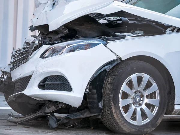 Bükreş, Romanya - 12,31,2020: Mercedes kazası geçirdi. Çarpmış ve hasarlı Mercedes araba