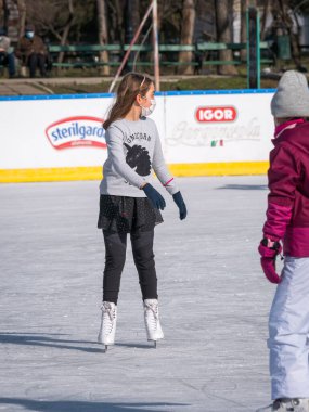 Bükreş, Romanya - 02.12.2021: Bükreş 'teki Cismigiu parkında buz pateni yapan genç kız