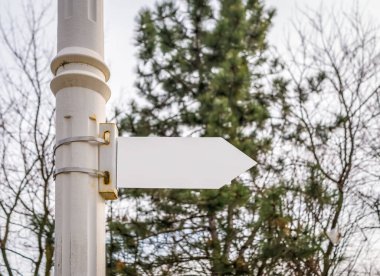 Boş beyaz ok işareti doğru yönü gösteriyor.