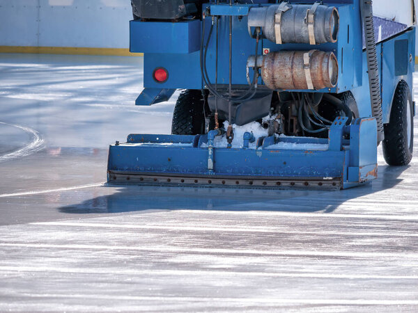 Сглаживание и полировка поверхности ледового катка