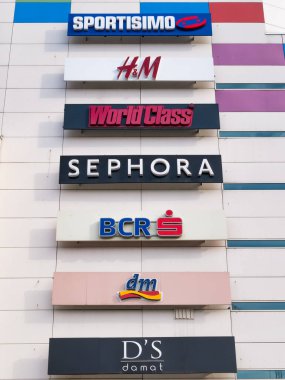 Bükreş, Romanya - 02.13.2021: Romanya 'nın Plaza alışveriş merkezi cephesinde çok sayıda şirket logosu bulunuyor. Giysileri, elektronik eşyaları ve yiyecek dükkanları olan alışveriş merkezi.