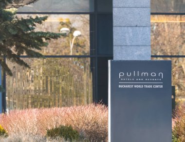 Bükreş, Romanya - 02.22.2021: Pullman Bükreş Dünya Ticaret Merkezi tabelası. Pullman Otelleri ve Resorts, AccorHotels 'in sahibi olduğu lüks bir uluslararası otel markası.