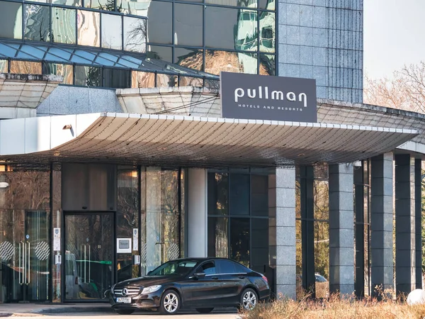 Bükreş, Romanya - 02.22.2021: Pullman Bükreş Dünya Ticaret Merkezi otel girişi Pullman Otelleri ve Resorts, AccorHotels 'e ait lüks bir uluslararası otel markası.