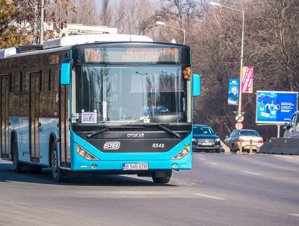 Bükreş, Romanya - 02.22.2021: Bükreş Transit Şirketi 'ne (Societatea de Transport Bucuresti -STB) ait 784 sefer sayılı havaalanı servis otobüsü trafikte.