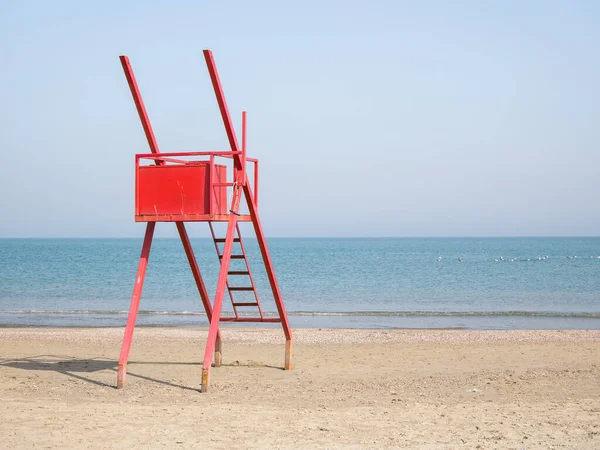 Rode Strandwacht Stoel Een Leeg Strand — Stockfoto