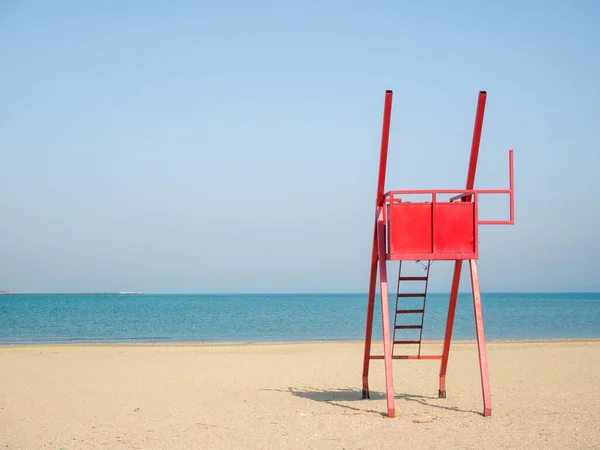 Rode Strandwacht Stoel Een Leeg Strand — Stockfoto