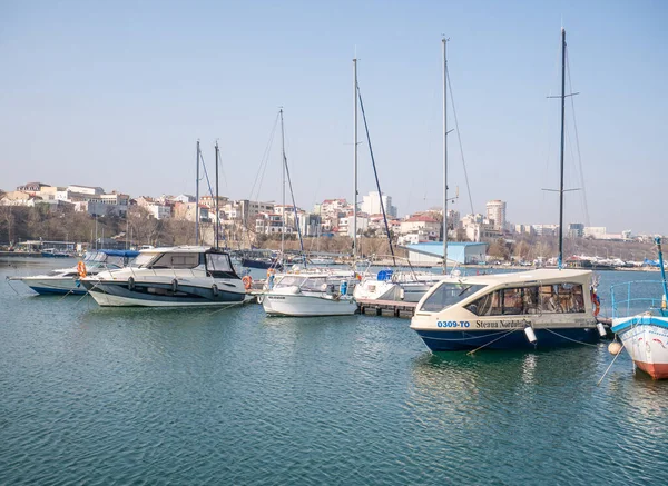 Köstence, Romanya - 02.25.2021: Birçok tekne ve yat demirledi