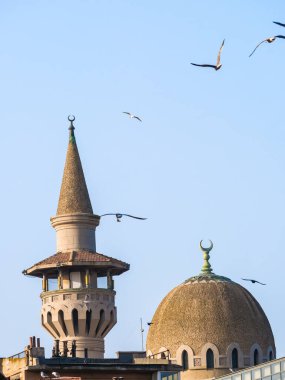 Constanta, Romanya - 02.25.2021: Moscheea Carol I (Köstence-Minare Camii) Romanya 'da yer alıyor.