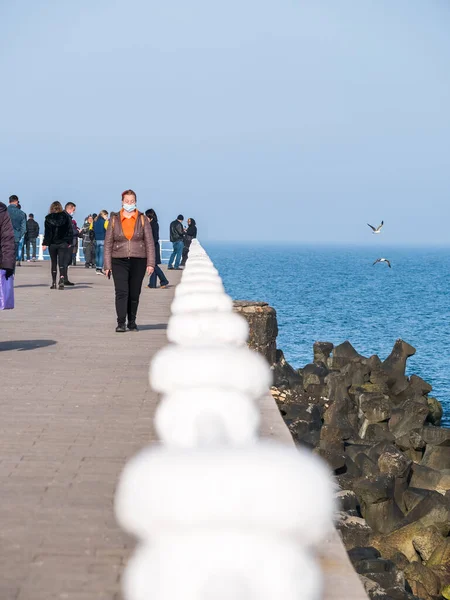 Constanta Rumänien 2021 Spaziergänger Der Strandpromenade Von Constanta Faleza Cazino — Stockfoto