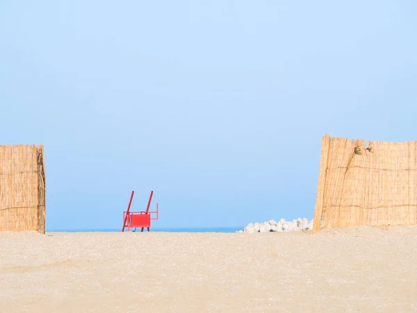 Zomer Landschap Met Een Stroomheining Een Rode Strandwacht Stoel Het — Stockfoto
