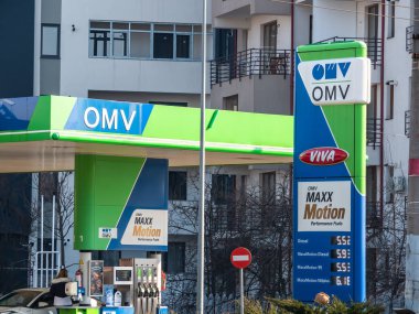 Bükreş, Romanya - 03.18.2021: Bükreş 'teki OMV benzin istasyonu. OMV, merkezi Avusturya 'nın Viyana kentinde bulunan bir petrol ve gaz şirketidir.