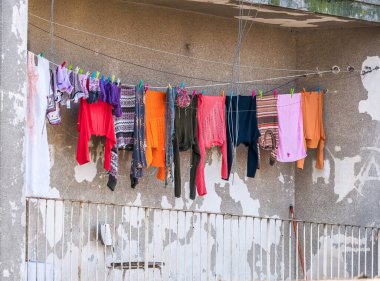 Romanya 'nın Bükreş kentinde eski, yıpranmış komünist apartman. Balkonda kurutulması gereken eski çamaşırlar..