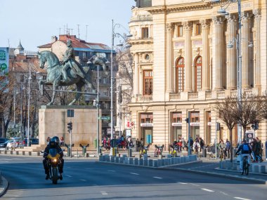 Bükreş, Romanya - 03.13.2021: Bükreş 'te elektrikli scooterlarla karşıdan karşıya geçen iki genç kız.