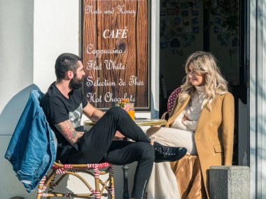 Bükreş, Romanya - 03.13.2021: Bükreş 'te elektrikli scooterlarla karşıdan karşıya geçen iki genç kız.