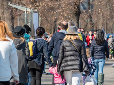 Romanya 'nın Bükreş kentinde kaldırımda yürüyen bir kalabalık