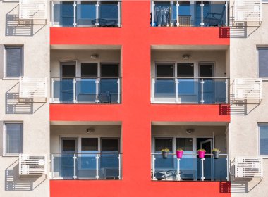 Bükreş 'te modern bir apartmanın balkonuyla kapatın..