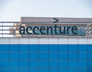 Bükreş, Romanya - 03.13.2021: Bükreş 'teki West Gate Business Park' ta bulunan Accenture ofis binası. Accenture plc, danışmanlık ve işleme hizmetleri satan İrlandalı çok uluslu bir şirket.