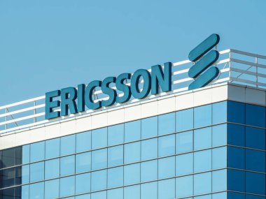 Bükreş, Romanya - 03.18.2021: Bükreş 'teki bir ofis binasının logosu. Ericsson, merkezi Stockholm 'de bulunan İsveç merkezli çok uluslu bir telekomünikasyon şirketidir..