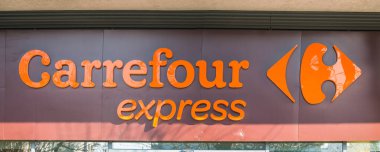 Bükreş, Romanya - 03.17.2021: Carrefour ekspres market zinciri logosu.