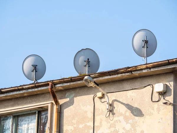 Antenne Parabolique Antenne Parabolique Sur Toit Vieux Bâtiment Usé Contre — Photo