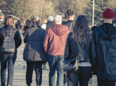 Birçok insan Kral I. Mihai Parkı 'nda (herestrau) yürüyüş ya da gezinti için dışarı çıktı. Parkta yoğun bir gün.