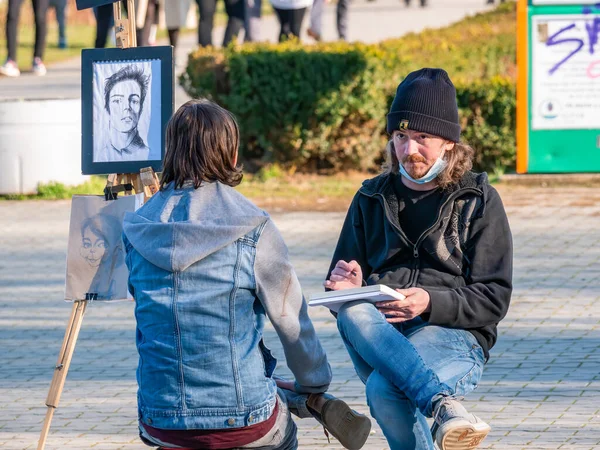 Bucarest Rumania 2021 Dibujante Pintor Sreet Haciendo Retratos Gente Parque — Foto de Stock